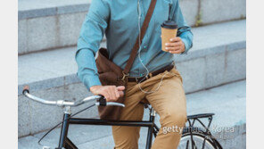 자전거 탄 男, 20대 여성 골라 ‘커피테러’…경찰 추적