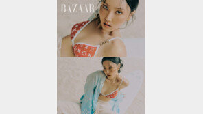 ‘섹시 퀸’ 화사, 수영복 입고 파격 뒤태 노출