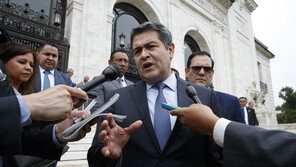 온두라스 대통령, 마약밀매업자들 뇌물받아…美법원서 증언 나와