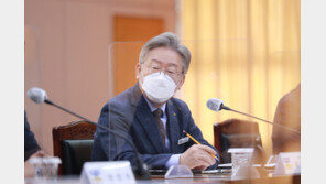 이재명 “가짜뉴스로 흔들어도 국민 AZ접종 흔들림없다”