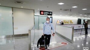 벤투호 日 입국수속만 2시간…이강인·정우영 합류