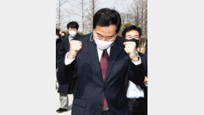 안철수에 손 내민 오세훈 “위로와 감사…정권 심판 손 잡아달라”[청계천 옆 사진관]