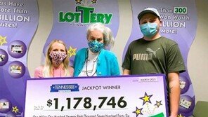 13억 복권 주차장에 흘렸다가 되찾은 남성…“발자국 남아있어”