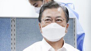 ‘AZ 백신 접종’ 文대통령 “전혀 안 아파, 접종 속도 더 높여야”