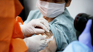 ‘전원 동의’ ‘동의율 30%’…고령층 AZ 접종 첫날, 병원마다 ‘온도차’