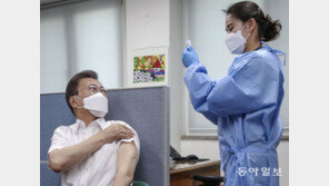 文대통령, AZ 백신 접종 뒤 곧장 업무 복귀…“전혀 문제없다”