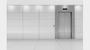  강동구 아파트 승강기 25대 동시에 멈춰…14명 구조