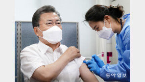 아스트라 맞은 文대통령 “전혀 문제없다”