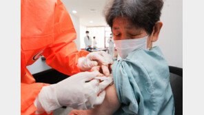 고령층 AZ 접종 첫날… “먼저 맞겠다” “나중에 천천히” 엇갈려