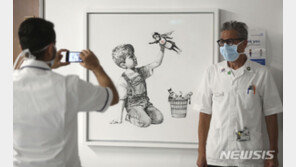 “코로나와 싸우는 간호사가 진짜 영웅” 뱅크시 그림 261억원에 팔려