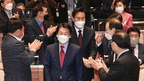 野 의원들 ‘빨간 넥타이’ 안철수 환호…安 “창과 방패 되겠다”