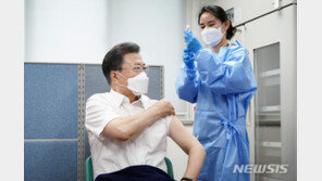 文대통령 ‘주사기 바꿔치기’ 의혹?…“캡 닫기는 매뉴얼”