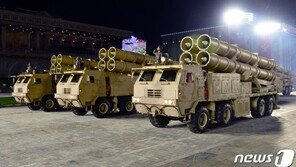 북한이 쏜 순항미사일…열병식서 선보인 ‘신형 무기’ 가능성