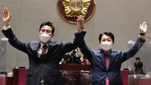 빨간 넥타이 맨 안철수 “함께 합시다”[청계천 옆 사진관]