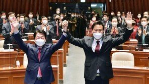 ‘빨간 넥타이’ 안철수, 오후에 선관위 직접 방문해 후보 사퇴