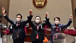 ‘빨간 넥타이’ 안철수 등장에…국민의힘 기립박수