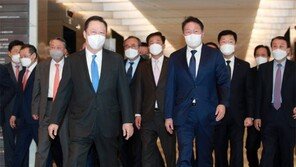 최태원 신임 상의 회장 환송받으며 떠나는 박용만 前 회장