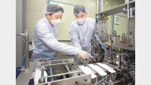 작년 500억원 기부… 달력 제작 대신 NGO 제품 구입해 자립 돕기도