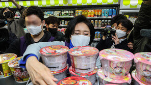 서울시장 후보 첫 선거운동…박영선 ‘편의점’ 오세훈 ‘지하철’