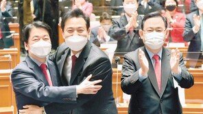 오세훈과 공동회견 피한 안철수, 다음날 빨간넥타이 매고 “최선다해 돕겠다”