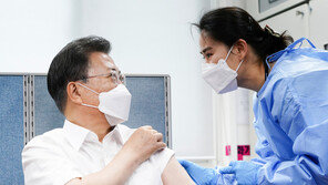 ‘文대통령 백신 접종’ 종로구청 ‘업무상 배임’ 고소 당해…경찰 “일베 추정”