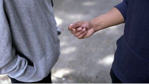 또래 협박해 40차례 성매매 시킨 10대 또 ‘집유’…法 “당시 소년”