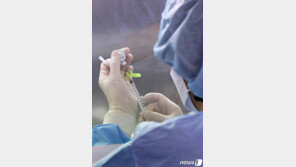 코로나 백신 이상반응 2명 중 1명은 20대…“강한 면역력 탓”