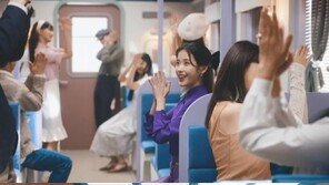 “꽃이 지는 날, 굿바이” 아이유, 20대 처음과 마지막의 ‘라일락’