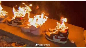 운동화 불태우고, 쇼핑몰에서 상품 삭제…中서 커지는 ‘불매운동’, 왜?