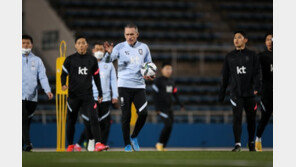 한국, 전반 26분 만에…일본에 2골 허용 [축구 한일전] 