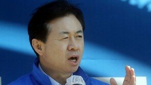 김영춘 “힘 있는 시장 필요” vs 박형준 “부산 시민의 위대함 보여주자”