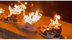 中, 화형식할 땐 언제고… 나이키 세일에 35만명 몰려 완판