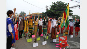 미얀마, ‘손 맞잡고’ 평화 시위