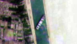 수에즈 운하 사흘째 마비… 국제유가 상승