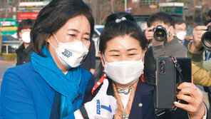 박영선 “부동산 응어리 풀어드릴 것”… 오세훈 “주택 생지옥에 사죄도 없어”