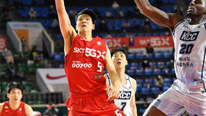 프로농구 SK, 1위 KCC에 12점차 뒤지다 역전승