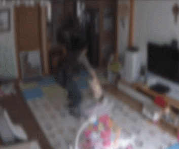 신생아 발목 잡아 거꾸로 들어 올린 산후도우미…경찰 조사 착수