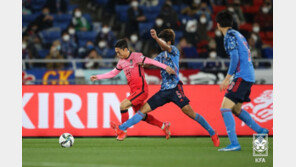 한일전 매너도 졌다…이동준, 日선수 얼굴 가격 논란