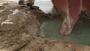 수에즈 운하 막아선 에버기븐호…“인양에 몇 주 걸릴 수도”