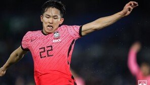 한일전 축구대표팀 유니폼에 일장기…“관례” vs “왜 우리만 다나”