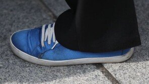 구멍난 운동화 신은 박영선…유권자에 무릎 굽힌 오세훈