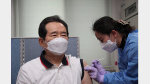 丁총리 “백신은 과학”…文접종한 간호사에 AZ 맞아