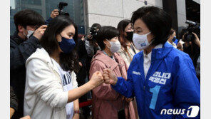 대학가 ‘밀착 유세’나선 박영선…“일자리, 주택 내가 자신”