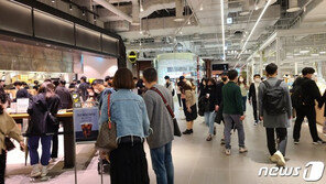 주말 여의도 봄꽃 명소 썰렁했지만…‘인파 가득’ 쇼핑몰 우려 여전