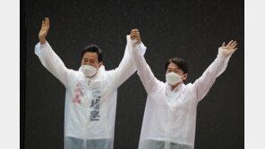 비맞으며 유세 나선 안철수 “정권교체 가능한 후보 누굽니까!”