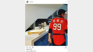 용진이형 ‘SSG랜더스’ 등번호는 99번?…빨간색 야구 유니폼 공개