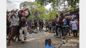 미얀마 ‘국군의 날’ 시위대 강경진압에 100명 가까이 숨져