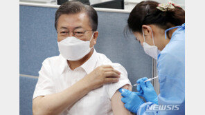 간호협회 “文대통령 백신 접종 간호사 신상털기·협박 멈춰라”