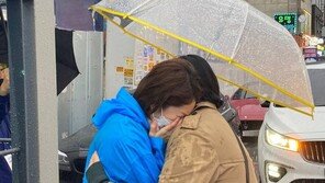 시민 한 마디에… 고민정, 거리서 펑펑 운 사진 공개