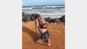 머리 180도 꺾여 44년 생활한 男…“하루도 못산다 했는데” 